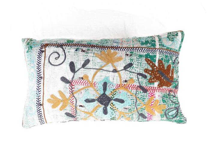 Einzigartiger Suzani-Kissenbezug (30 x 50 cm) in Weiß und Grün mit farbenfrohen, gestickten Blumen und geschwungenen Mustern im Boho-Vintage-Oriental-Stil.