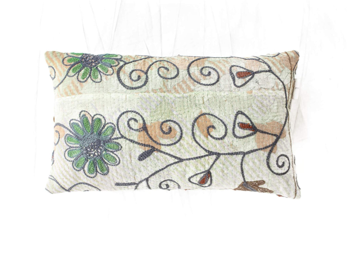 Suzani Kissenbezug 30x50 cm in Creme mit farbenfroher, bohemischer Vintage-Stickerei und geschwungenen Spiralmustern in Grün, Blau und Orange.