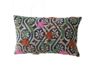 Unikt suzani pudebetrÃ¦k 30x50 cm i mÃ¸rk navy med beige mÃ¸nster og broderede blomster i grÃ¸n pink og kobberfarver indisk orientalsk etnisk pude
