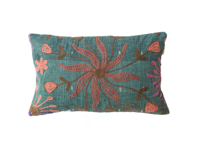 Einzigartiger Suzani-Kissenbezug 30x50 cm aus petrolgrünem Webstoff mit gesticktem orientalischem Blumenornament in Korallenbraun- und Violetttönen