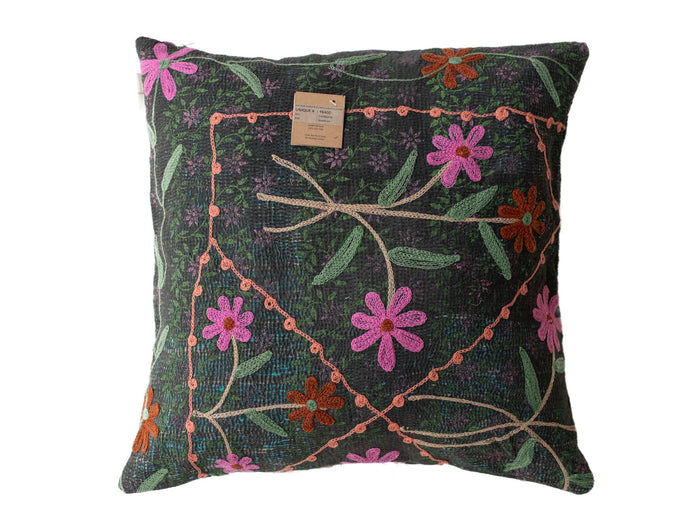 Suzani Kissenbezug 50x50 cm in Dunkelschwarz mit farbenfroher Blumenstickerei und geschwungenen Mustern in Rosa, Orange und Grün