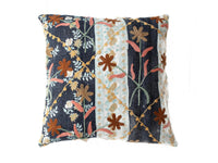 Einzigartiger Boho-Suzani-Kissenbezug (50 x 50 cm) aus dunkelblauem Patchwork mit gestickten Blumen in Braun-, Gold- und Koralltönen sowie helltürkisfarbenen Einsätzen.