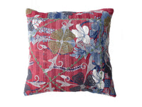 Roter Suzani-Kissenbezug 50x50 cm mit farbenfroher indischer Ethno-Stickerei in Blau, Beige, Weiß und Grün mit Rankenmotiven im Vintage-Boho-Stil.