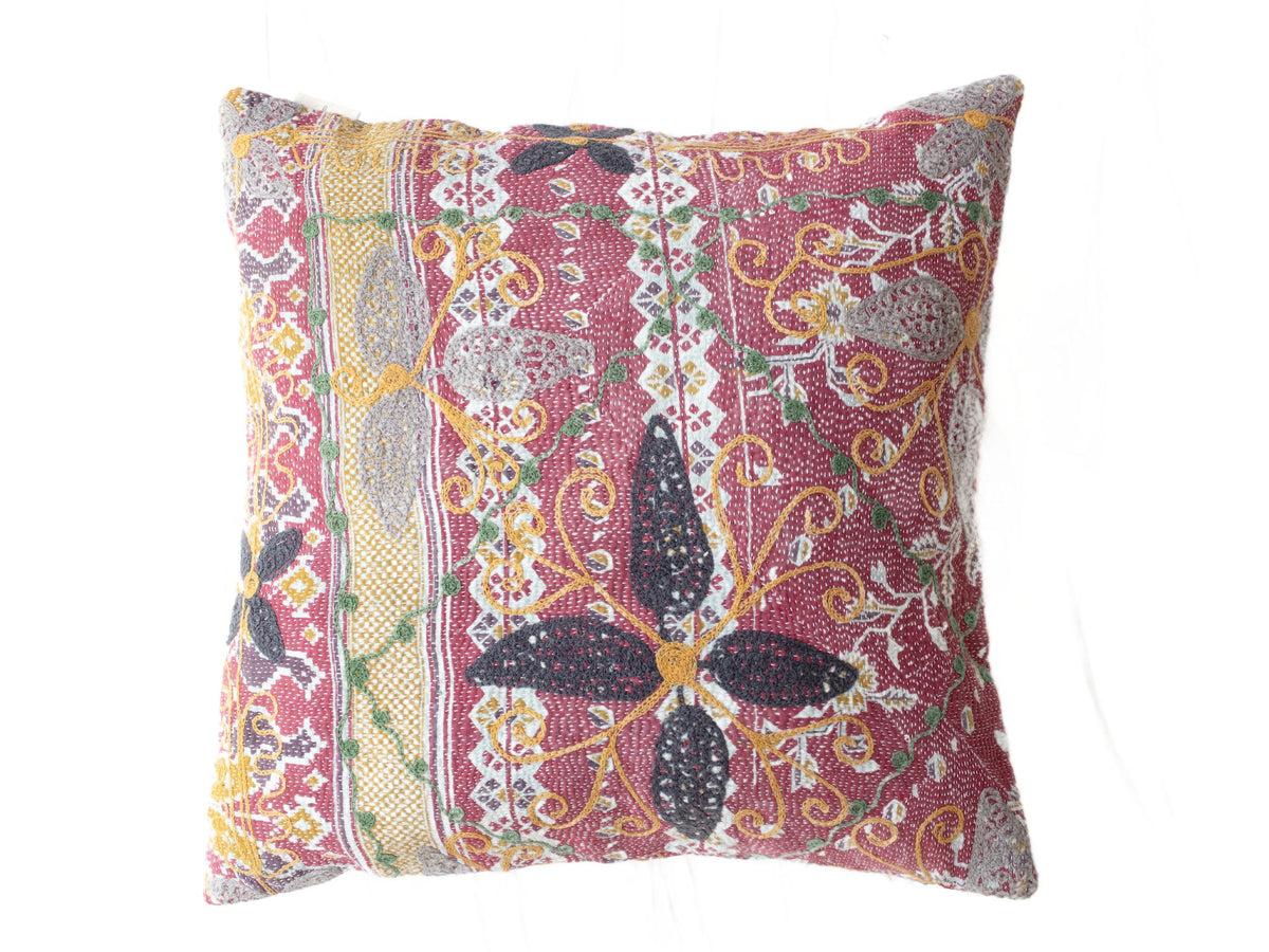 Einzigartiger Suzani-Kissenbezug 50x50 in Burgunderrot und Creme mit farbenfroher orientalischer Stickerei, gelben Wirbeln und schwarz/grünen Figuren.