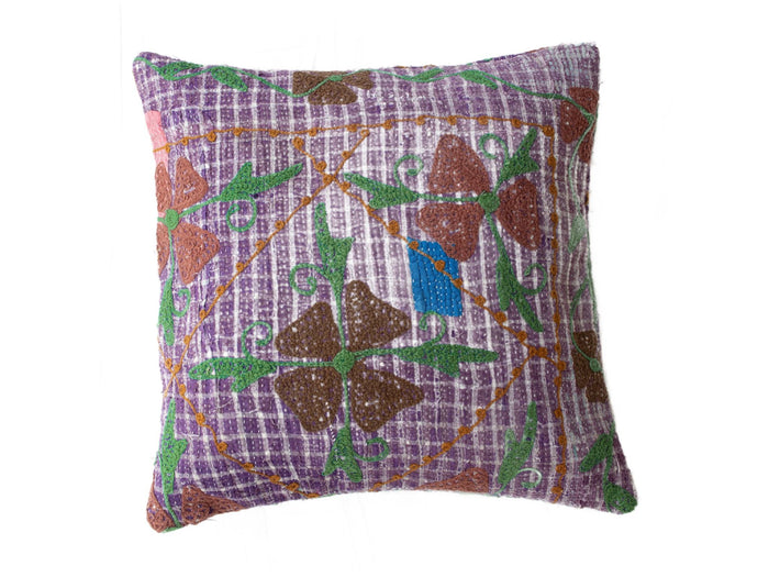 Unikt suzani pudebetrÃ¦k 50x50 cm i lilla med farverigt vintage orientalske motiver i grÃ¸n brunt og blÃ¥ samt buede blomsterformer.
