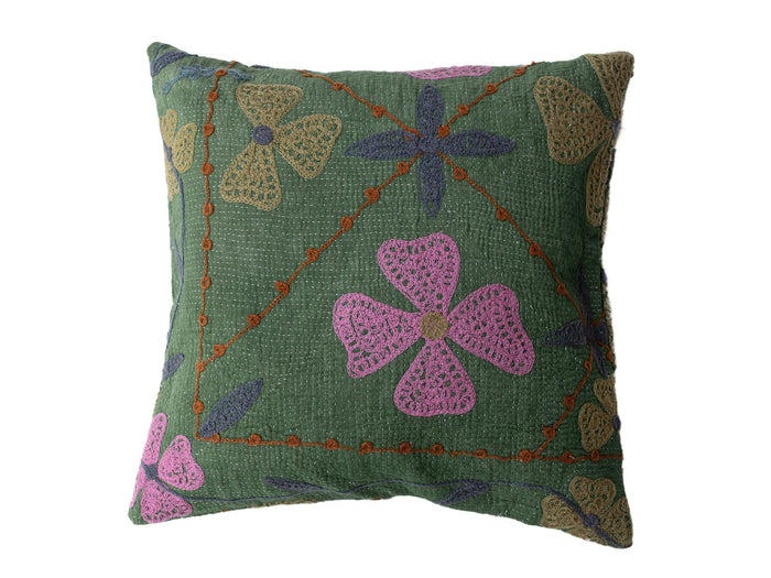 Grüner indischer Suzani-Kissenbezug 50x50 cm mit handgestickten Rosetten in Rosa und Blau, Blättern und braun-oranger Kordel im Boho-Vintage-Ethno-Stil