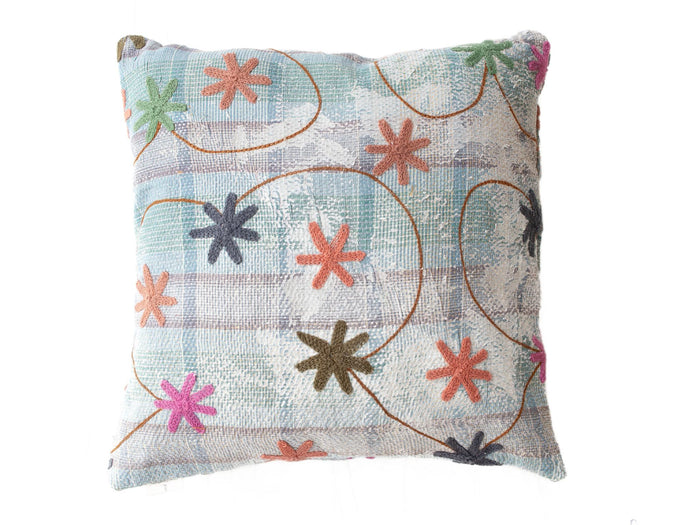 Suzani pudebetrÃ¦k 50x50 cm i lyseblÃ¥ tekstureret stof med broderede stjerneblomster i koral orange grÃ¸n og mÃ¸rke farver i boho-stil.