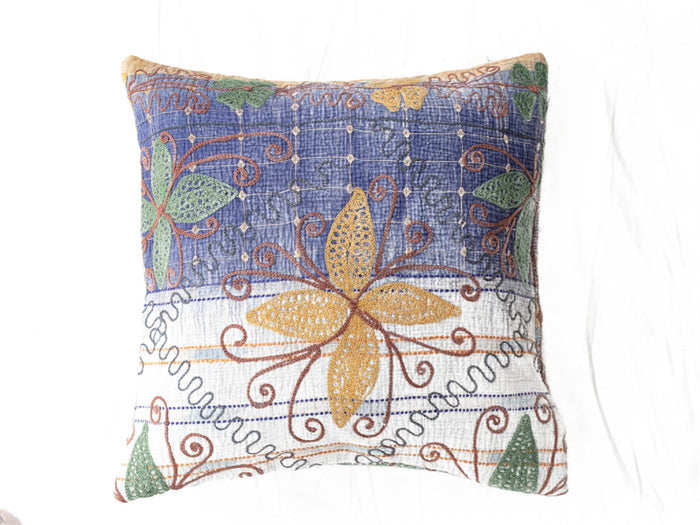 Einzigartiger Suzani-Kissenbezug (50 x 50 cm) aus blau-kariertem Stoff mit farbenfroher, orientalischer Vintage-Stickerei in Orange-Braun mit grünen Blättern und gelben Blüten.
