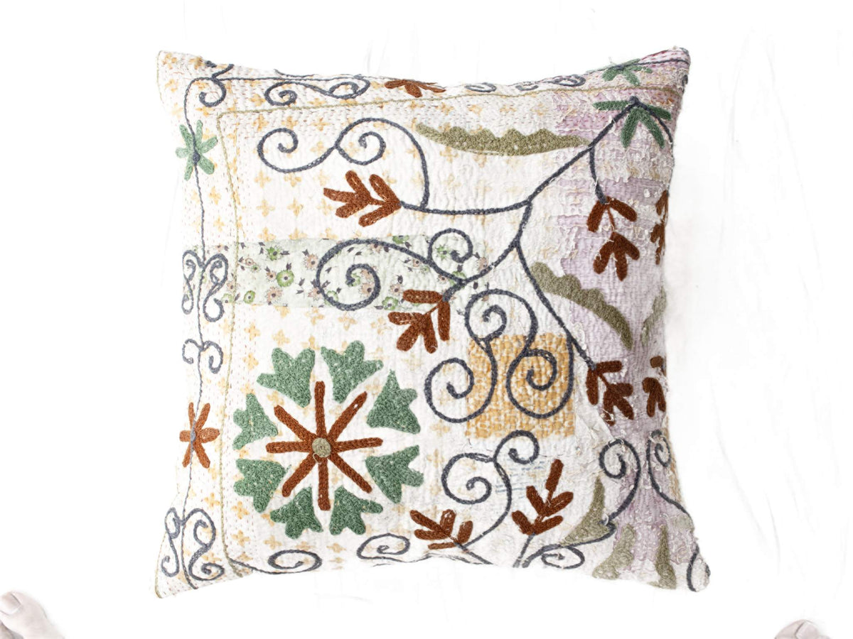 Unika suzani pudebetrÃ¦k 50x50 cm med hvid bund og farverigt broderi af spiraler blade og blomster i grÃ¸n lilla og brun boho pude