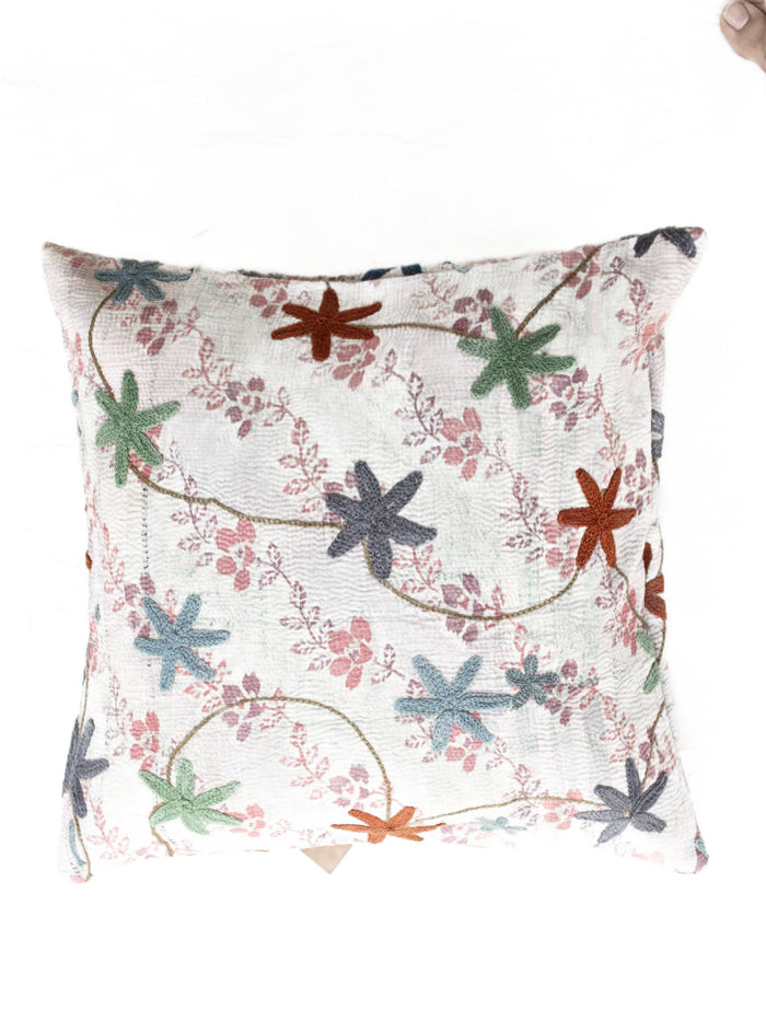Unika suzani pudebetrÃ¦k 50x50 cm i cremehvid vÃ¦v med boheme etnisk broderi: buede slyngtrÃ¥de og farverige blomsterstjerner i blÃ¥ grÃ¸n og orange mod rosa vintage mÃ¸nster