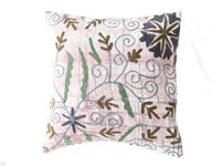 Suzani Kissenbezug 50x50 cm in zartem Rosa und Cremeweiß mit blauen, geschwungenen Mustern, grünen Stängeln und dunkelbraunen floralen Ornamenten im Boho-Vintage-Stil.