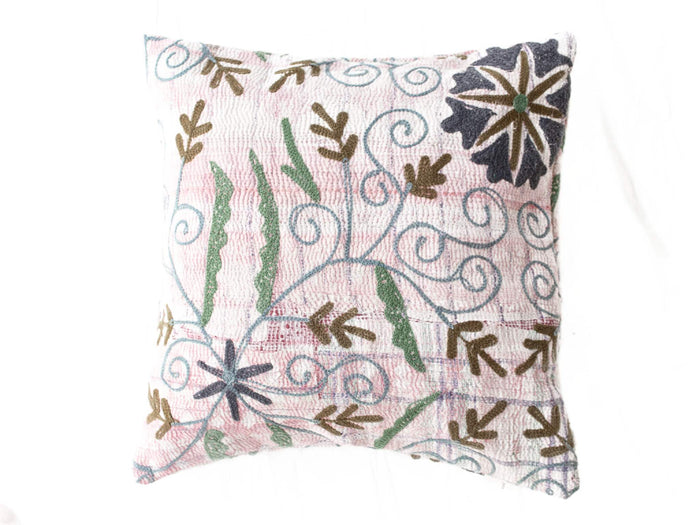Suzani Kissenbezug 50x50 cm in zartem Rosa und Cremeweiß mit blauen, geschwungenen Mustern, grünen Stängeln und dunkelbraunen floralen Ornamenten im Boho-Vintage-Stil.