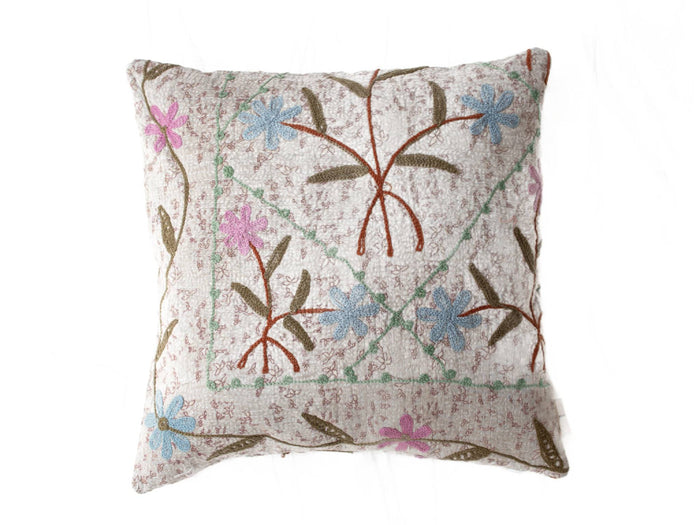 Suzani Kissenbezug 50x50 cm mit weißem Grund und gestickten Blumen in Blau, Rosa, Grün und Olivgrün, farbenfroher ethnischer Vintage-Boho-Stil