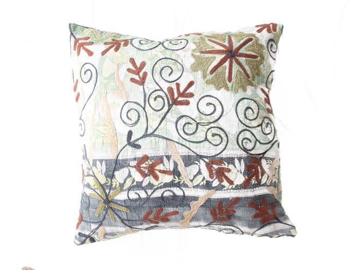 Einzigartiger Suzani-Kissenbezug 50x50 cm mit weißem Grund und Vintage-Boho-orientalischem Blumen- und Schluppenmuster in Türkis, Rostrot, Beige und Schwarz.