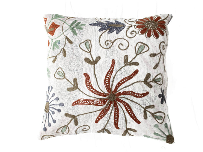 Einzigartiger Suzani-Kissenbezug 50x50 cm aus weißer Baumwolle mit gestickten orientalischen Blumen und einem Tragegurt in Rostblau, Grün und Braun im Vintage-Boho-Stil.