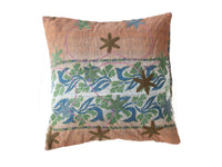 Einzigartiger Suzani-Kissenbezug (50 x 50 cm) in warmem Braun mit farbenfroh gestickten Sternblumen in Grün, Blau und Olivgrün sowie rosa Zierstreifen im Ethno-Boho-Stil.