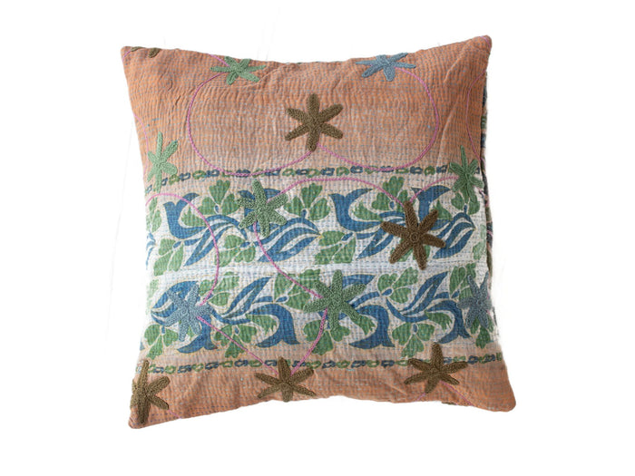 Einzigartiger Suzani-Kissenbezug (50 x 50 cm) in warmem Braun mit farbenfroh gestickten Sternblumen in Grün, Blau und Olivgrün sowie rosa Zierstreifen im Ethno-Boho-Stil.