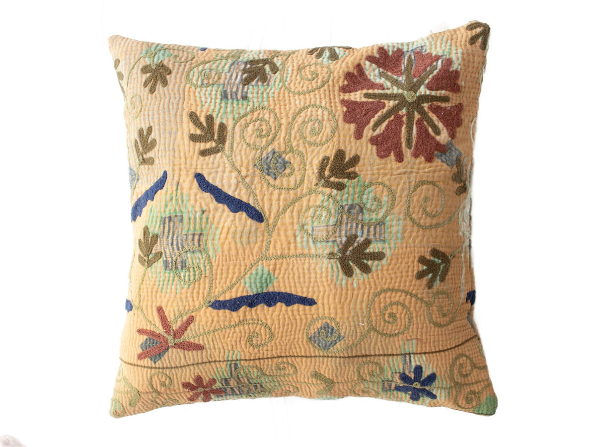 Einzigartiger Vintage-Suzani-Kissenbezug 50x50 cm in cremefarbenem Gelb mit gestickten Blumen und Sternen in Grün-, Blau- und Burgundertönen