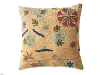 Einzigartiger Vintage-Suzani-Kissenbezug 50x50 cm in cremefarbenem Gelb mit gestickten Blumen und Sternen in Grün-, Blau- und Burgundertönen