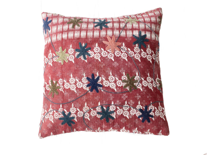 Suzani Kissenbezug 50x50 cm in Rot und Altrosa mit weißen Blumen, dunkelblauen und olivgrünen gestickten Sternen im Boho-Vintage-Ethno-Stil.
