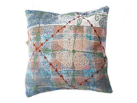 Einzigartiger Suzani-Kissenbezug (50 x 50 cm) im Boho-Vintage-Ethno-Stil mit farbenfrohen Patchwork- und Stickereimustern in Blau, Grün, Beige und Rosa.