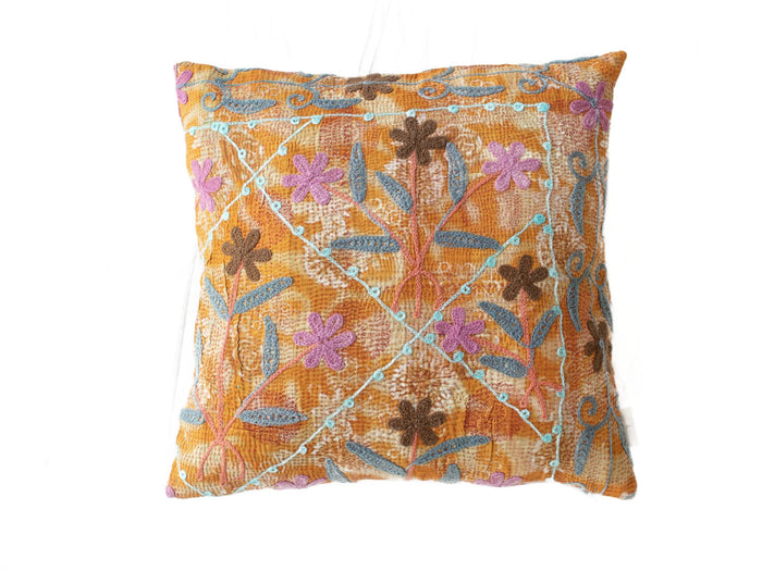 Bunter Suzani-Kissenbezug 50x50 cm mit orange-gelbem Grund und gestickten Blumen und Tragegurt in Blau, Lila und Braun im Boho-Vintage-Oriental-Stil.