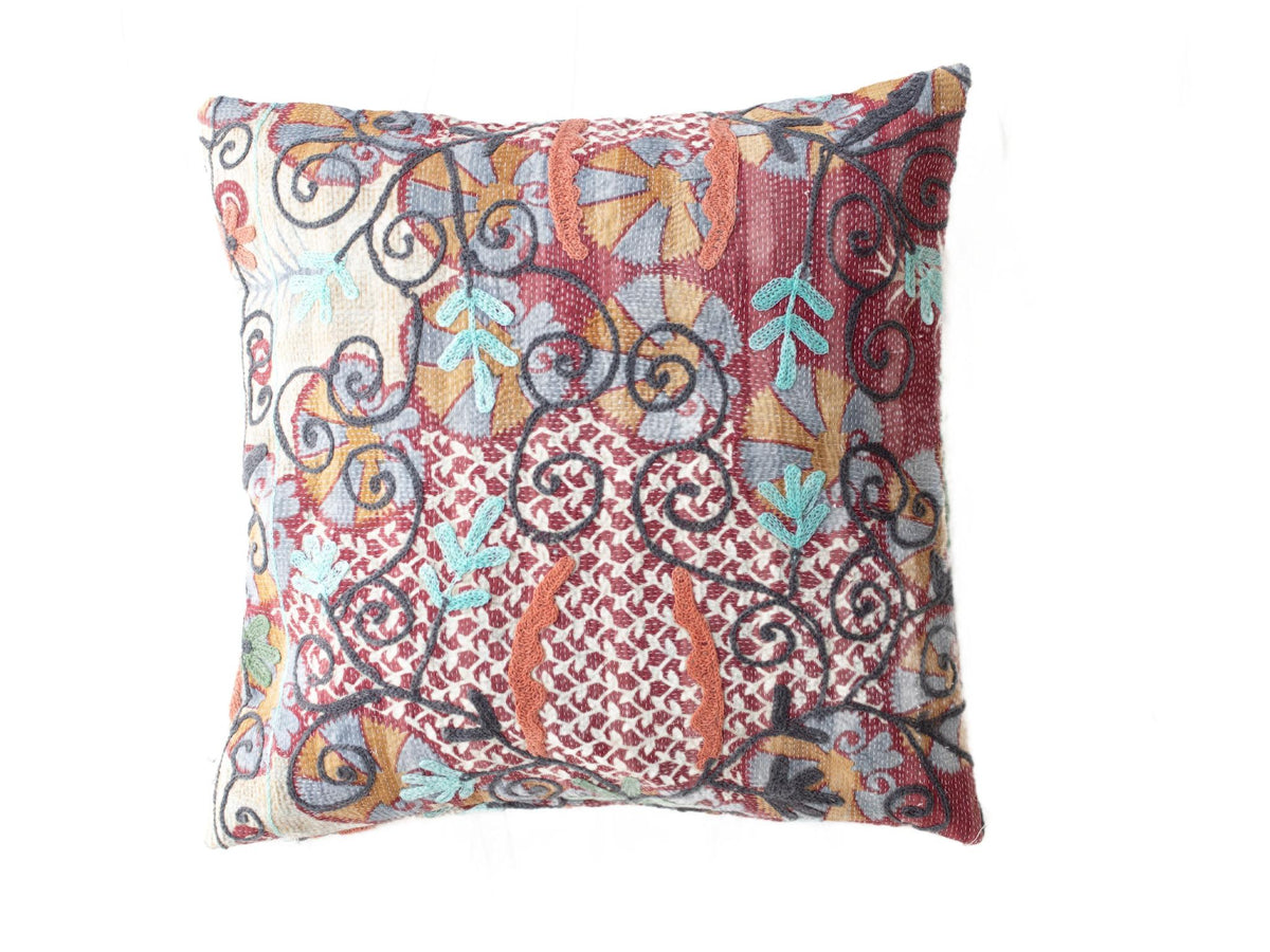 Einzigartiger Suzani-Kissenbezug 50x50 cm im Vintage-Boho-Stil mit farbenfrohen, gestickten Tragemotiven in Burgunderrot, Creme, Blauocker und Grautönen.